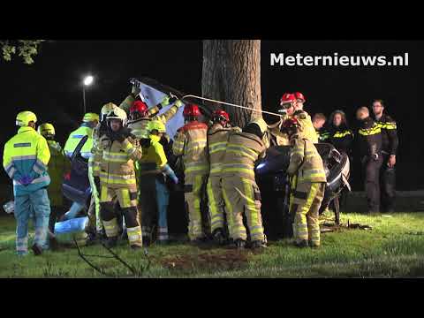 Automobilist overlijdt na botsing tegen boom. Automobilist overlijdt na botsing tegen boom.