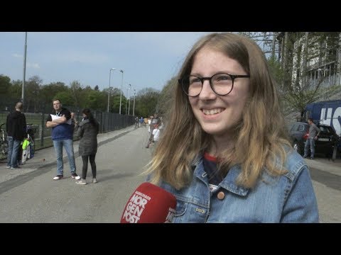 HSV-Fans sind sich nach dem Spiel gegen den VfL Wolfsbu ...