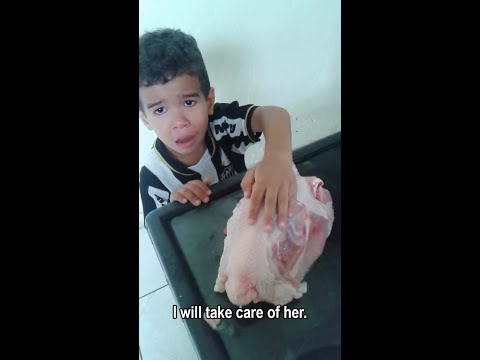 "Mamá, déjalo en paz": un niño ruega a su madre que no cocine un pollo