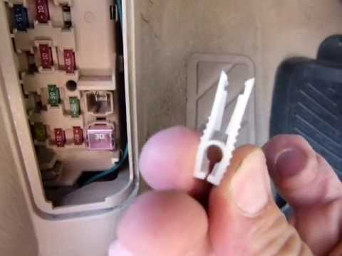 how to use a fuse puller