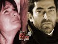 Adı Konmuş Ayrılığın
Ben o eski ben değilim 
Çok değiştim, elde değil 
Ben o eski ben değilim 
Yüzüm gülse, içim zehir 
Ayrılığın sürükleyip, kıyılara vurdu beni 
Kaybedenler kumsalında, her gün ağlıyorum 
Akan yıllar sürükleyip, kıyılara vurdu beni 

Kaybedenler kumsalında, seni bekliyorum 
Adı konmuş ayrılığın 
Çok iyi biliyorum 
Seni hala seviyorum 
Günü geçmiş bir sevdayız 
Çok iyi biliyorum 
Seni hala seviyorum 

Esti rüzgarlar 
Bir şehir oldun dudaklarımda 
Tarih olmuş şarkılarda 
Hep seni söylüyorum 

Adı konmuş ayrılığın 
Çok iyi biliyorum 
Seni hala seviyorum 
Günü geçmiş bir sevdayız 
Çok iyi biliyorum 
Seni hala seviyorum