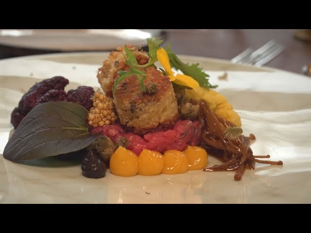 Tartar (Tatar) vom geräucherten Roastbeef | Senfsaat | Eigelb | Brioche | Enoki