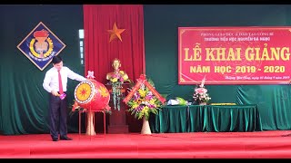 Đồng chí Nguyễn Mạnh Hà, Phó Bí thư Thành ủy, Chủ tịch UBND thành phố chúc mừng lễ khai giảng tại Trường Tiểu học Nguyễn Bá Ngọc