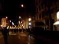 Μετά τις συγκρούσεις του ενιαίου σώματος ΜΑΤ και χρυσαυγιτών με το αντιφασιστικό μπλοκ αναρχικών και αριστερών το πρωί του Σαββάτου 2 Φεβρουαρίου στο κέντρο της Αθήνας ακολουθεί κατάληψη της Πρυτανείας του Πανεπιστημίου Αθηνών από τους καταδιωκόμενους αναρχικούς. Εκεί θα παραμείνουν μέχρι τις 7 το βράδυ, όταν και θα επιχειρήσουν πορεία-έξοδο από τα Προπύλαια. Μόλις η ουρά της πορείας βγαίνει από το άσυλο, τα ΜΑΤ εφορμούν εναντίον τους με χρήση δακρυγόνων, χημικών, κροτιδών και κλομπς. Φαίνεται καθαρά το ξεκίνημα της εφόδου των ΜΑΤ από την Ιπποκράτους ενώ ακούγονται οι πρώτοι ψεκασμοί χωρίς να έχει προηγηθεί κανένα επεισόδιο από τη μεριά των αντιφασιστών. Ακολουθεί άγριο κυνηγητό και συνεχείς ρίψεις δακρυγόνων και κροτιδών, καθώς και άλλες διμοιρίες χοιρινών καταφθάνουν από την Πανεπιστημίου. Αποθρασυμένοι οι μπάτσοι χτυπούν με κλοτσιές και κλομπς τον κόσμο, βρίζουν και απομονώνουν μία ομάδα 50-60 ατόμων απέναντι από το Αρσάκειο. Ακολουθεί εξεφτελισμός και ξυλοδαρμός τους έως ότου να καταφθάσουν οι κάμερες. Μέσα στους συλληφθέντες υπάρχουν κορίτσια ηλικίας το πολύ 18 χρονών με ανοιγμένα κεφάλια. Υπάρχει και ένας δημοσιογράφος. Μετά από λίγο καταφθάνουν κλούβες και ασθενοφόρα που μαζευουν τους τραυματίες και τους συλληφθέντες. Ασφαλίτικο γκρι peugot 206 περισυλλέγει κράνη, καδρόνια και πέτρες που βρίσκονται στο χώρο για να φορτώσει ως αποδεικτικά στοιχεία στους συλληφθέντες. Ακολουθεί επιχείρηση σκούπα στα Εξάρχεια, ενώ τα ΜΜΕ μιλάνε για προκλήσεις και καταστροφες από τους κουκουλοφόρους. ΜΠΑΤΣΟΙ, ΤV, ΝΕΟΝΑΖΙ, ΟΛΑ ΤΑ ΚΑΘΑΡΜΑΤΑ ΔΟΥΛΕΥΟΥΝΕ ΜΑΖΙ