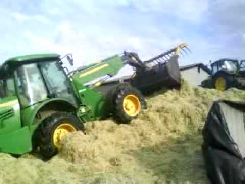 john deere 6520 et télescopique john deere 3800 qui tasse au silo le mais doux en galere