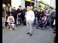 Oude man gaat los op muziek in rotterdam!