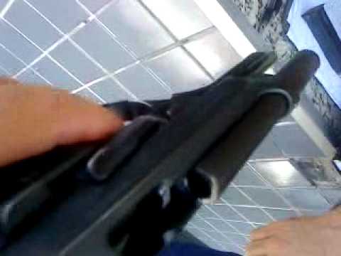 pistola 9 milimetros - ensinando a manusear.