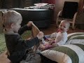 Ludvig leker tittut med Ella....