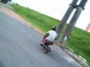 Eu tentando empinar a moto 2 ... q fracasso... Eu tentando empinar a moto 2 ... q fracasso...