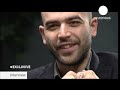 www.euronews.net A 29 ans, Roberto Saviano vit traqué et sous protection permanente depuis la parution en 2006 de Gomorra dans lequel il décrit la violence de la mafia napolitaine. Son récit, publié dans 43 pays et porté à lécran lan dernier, lui vaut dêtre condamné à mort par le clan des Casalesi.