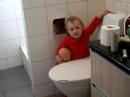 Tanya Ruth að láta dúkkuna pissa Tanya Ruth að láta dúkkuna pissa