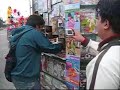 Omar comprando el diario \"EL CHUCULUN\"