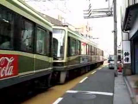 路面を走る江ノ電（江ノ島駅付近）