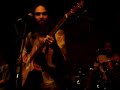 duend's 
(khadhu) 

eu nasci t�o pobre e n�o vejo um lugar 
onde eu possa ir para me alinhar 
parece que estou um pouco fora de mim 
parece que esse mundo n�o me quer assim 
e eu quero que esse mundo mundo mude logo 
antes que n�o haja nada pra mudar 
quero fartura pra todos do que � bom 

quero que todos os duendes escutem nosso som 
quero que todos os duendes sejam cercados pelo som 
na floresta onde moramos n�o h� mais... 
na fazenda onde vivemos n�o h� mais... 
nessa vida onde morremos 
n�o h� mais lugar pra gente dan�ar! 

eu quero que voc� me ou�a rapaz 
pois o que eu tenho a dizer � importante demais 
se existe algo que voc� n�o pode aceitar 
tamb�m existe algo que voc� pode mudar 
n�o fique a� parado vendo a destrui��o 
do lugar onde nasceu e cresceu 
abra bem depressa o seu cora��o e veja quanto tempo perdeu 
jogando a vida fora s� pensando no que os outros iam pensar 
se voc� fizesse tudo o que queria para evoluir
e at� mesmo dan�ar 
quero que todos os duendes sejam cercados pelo som! 
na cidade onde moramos n�o h� mais... 
na favela onde vivemos n�o h� mais... 
nessa vida onde morremos n�o h� mais lugar 
pra gente plantar 

i want the fairies and the witches 
to be surrounded by the sound 

todo menino vive sozinho 
e tem dentro de si um sol 
vem um adulto com seu balde d'�gua 
e apaga esse ser num...tchau 

n�o deixem que te apaguem menino! 
n�o deixe que roubem seu brilho! 

--------------------//--------------------

show ac�stico da banda mineira cartoon. eles executando uma can��o bel�ssima can��o do primeiro disco, martelo. muito criativo! a letra desta can��o mere�e aten��o! 