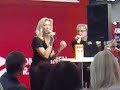 Liza Marklund vilahtaa lopussa