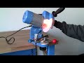 Robustes Universal - Sägekettenschärfgerät für alle gängigen Sägekettentypen zur festen Montage. Ausstattung: Leistungsstarker Motor, Arbeitsleuchte 15 W, 2 x 35°Skala, Schärfwinkel bequem einstellbar durch Handrad, Kettenführungsschiene mit variabel verstellbarem Anschlag. Kettenfixierung und -arretierung durch griffige Klemmschrauben. Einfaches Schärfen der Schneidezähne durch Druck auf das Motorgehäuse. Inklusive Abziehstein.