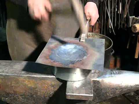 Schmieden: Treiben eines Schildbuckels