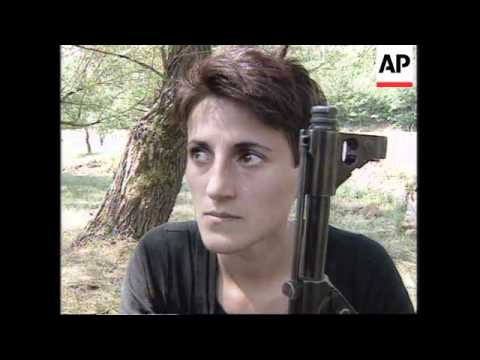 Kështu stërviteshin heroniat e UÇK-së (Video) Kështu stërviteshin heroniat e UÇK-së (Video)