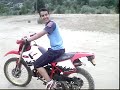 conduciendo moto acia atras