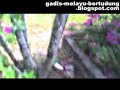 Gadis Bertudung Bercumbu di Taman Bunga
