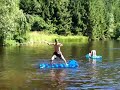 Martin surft die Luftmatratze Martin surft die Luftmatratze