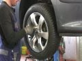 Bremssscheiben und Bremsklötze vorne erneuern Peugeot