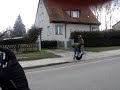 Stefanek przechodzi przez ulice.