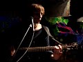 KolHal http://kolhal.webpark.cz/ live from DundeeJam Kladno Květen 07 telefonní qalitaBUŠÍ V MOJÍ HLAVĚBuší v mojí hlavě klepe na mou hruď otvírá mi víčka co vidím bůh suďCizí slunce bliká co tu není mé za rozbřesku vrací se mi ale rozbitéZlým a dravým ptákům nedochází dech schovali si sílu v moři na ostrovechVstávej vstávej vstávej blázne ráno není zlý       Sedneme blíž k ohni pak se uvidíStojí jako socha kdo stál opodál padá jako listí kdo se chvíli bálStačí se bát jenom  chvíli přespříliš padáš dolů k zemi a tam zešílíšPadá spousta lidí pod Nuselský most možná že ty lidi skáčou pro radostVstávej vstávej vstávej blázne vstávej už je čas Vstávej vstávej vstávej blázne                                                    Volá tě můj hlas     Buší v mojí hlavě klepe na mou hruď divný pocit že jsme všichni přišli odnikudKdo je smutný ráno čeká na večer kdo je smutný večer nemá kam by šelAmerický orel křídla svobody nejsou žádné pravdy stačí důvody a ty já chciVstávej vstávej vstávej