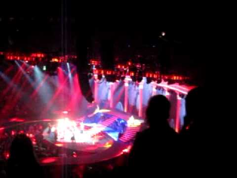Kylie Minogue Aphrodite Tour Sydney 2011 - Get outta my way