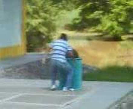 gamisi - el gamisi se atora en la basura y el oshiqis se enojaxD .. mientras qe el caver asi lo suyo con la basura.