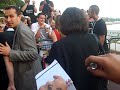 mathilde seigner signant des autographes au festival de cannes 2009 � l'entr�e du grand journal