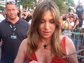 mathilde seigner signant des autographes au festival de cannes 2009 � l'entr�e du grand journal