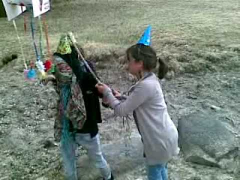 AMAIA SU PIÑATA Y SU PIÑAZO