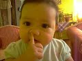 este video es solo para personas que no lea den asco los moquitos, y que lo vean como lo que es, una travesura hermosa de un bb que descubre su cuerpecito.