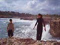 clip vid�o sur une musique sans pour autant vraiment chercher un sens � la vie, peu �tre un message en revanche, faites l'amour pas la guerre.