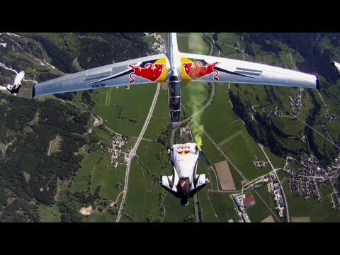 VIDEO: desafían la muerte volando al lado de aviones y a 190 km/h