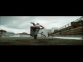 parkour extremo volando sobre los techos