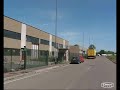 Una lunga carovana di nomadi arriva improvvisamente in cittą Una lunga carovana di nomadi arriva improvvisamente in cittą