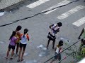 Mulher doidona nu meio da rua dançando!
