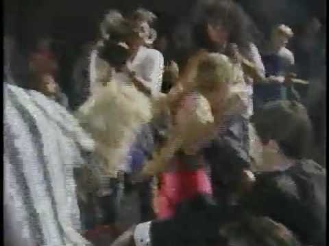 women wrestling