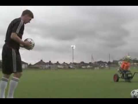 Steven Gerard du Liverpool FC s'essaie au ball trap...avec le pied!