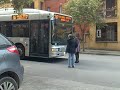 dopo 40m. arriva il bus stracarico , il conducente non apre le porte per la salita ,e la signora blocca ca linea .