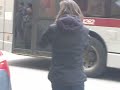 dopo 40m. arriva il bus stracarico , il conducente non apre le porte per la salita ,e la signora blocca ca linea .