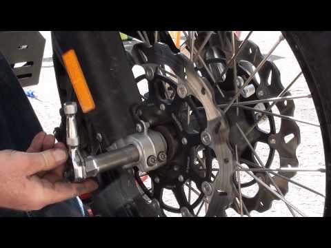 BMW F800GS Maintenance – Remove and install front wheel.