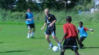 Paul Scholes zeigt 12-jährigem Danny Welbeck Tricks