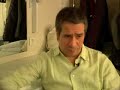 dans un village espagnol des ann�es trente, la vie de cinq s?urs, toutes en �ge de se marier, est boulevers�e par le d�c�s de leur p�re. leur m�re, bernarda alba, leur impose un deuil particulier : pendant huit ans elles ne pourront pas sortir de la maison � les portes et les fen�tres seront mur�es. � la maison devient un tombeau pour ces femmes qui voient, impuissantes, leur jeunesse leur �chapper. seule l'a�n�e, angustias pourra quitter sa famille gr�ce � son mariage arrang�  avec pepe el romano, le plus beau gar�on des environs. or la cadette nourrit une passion  secr�te, et semble-t-il partag�e, pour cet homme...

la pi�ce souligne avec violence l'importance des contraintes sociales qui imposent une mani�re de vivre et dictent les interdits. elle traite de la condition des femmes, de leur impossibilit� � disposer de leur corps et d'�tre ma�tre de leur destin. probl�matique encore d'actualit� dans bien des pays.

cette troupe est compos�e de com�diennes issues d'horizons diff�rents : amateur et professionnel. pour monter cette pi�ce avec des exigences professionnelles, elles ont fait appel � miguel borras, metteur en sc�ne de la compagnie du th��tre du bout du monde. ce dernier a souhait� associer au projet le compositeur michel musseau, pour la cr�ation de la musique originale du spectacle, interpr�t�e sur sc�ne par une violoncelliste.
