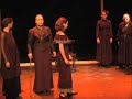 dans un village espagnol des ann�es trente, la vie de cinq s?urs, toutes en �ge de se marier, est boulevers�e par le d�c�s de leur p�re. leur m�re, bernarda alba, leur impose un deuil particulier : pendant huit ans elles ne pourront pas sortir de la maison � les portes et les fen�tres seront mur�es. � la maison devient un tombeau pour ces femmes qui voient, impuissantes, leur jeunesse leur �chapper. seule l'a�n�e, angustias pourra quitter sa famille gr�ce � son mariage arrang�  avec pepe el romano, le plus beau gar�on des environs. or la cadette nourrit une passion  secr�te, et semble-t-il partag�e, pour cet homme...

la pi�ce souligne avec violence l'importance des contraintes sociales qui imposent une mani�re de vivre et dictent les interdits. elle traite de la condition des femmes, de leur impossibilit� � disposer de leur corps et d'�tre ma�tre de leur destin. probl�matique encore d'actualit� dans bien des pays.

cette troupe est compos�e de com�diennes issues d'horizons diff�rents : amateur et professionnel. pour monter cette pi�ce avec des exigences professionnelles, elles ont fait appel � miguel borras, metteur en sc�ne de la compagnie du th��tre du bout du monde. ce dernier a souhait� associer au projet le compositeur michel musseau, pour la cr�ation de la musique originale du spectacle, interpr�t�e sur sc�ne par une violoncelliste.