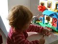 SJ tekent aan haar bureau