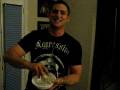 videos de Venti eats a balut after losing bet on Lesnar-Couture fight