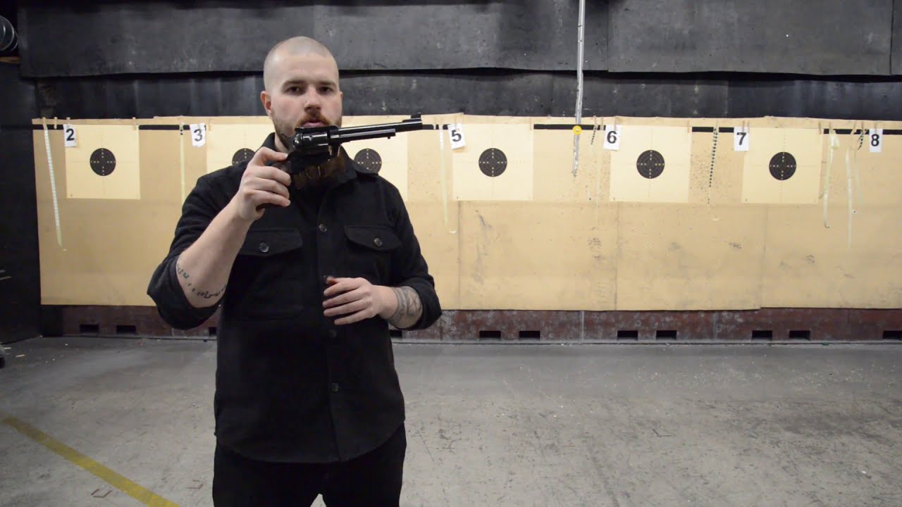 Yksitoimisen revolverin lataaminen